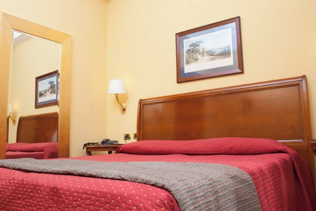 Camas Select Comfort, minibar y caja de seguridad en la habitación