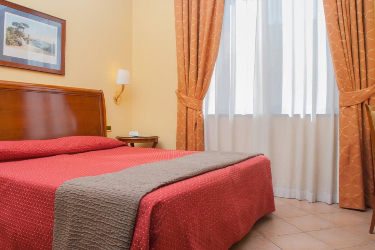 Camas Select Comfort, minibar y caja de seguridad en la habitación