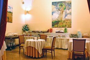 Free daily full breakfast - Le Cheminee Business Hotel (Naples)