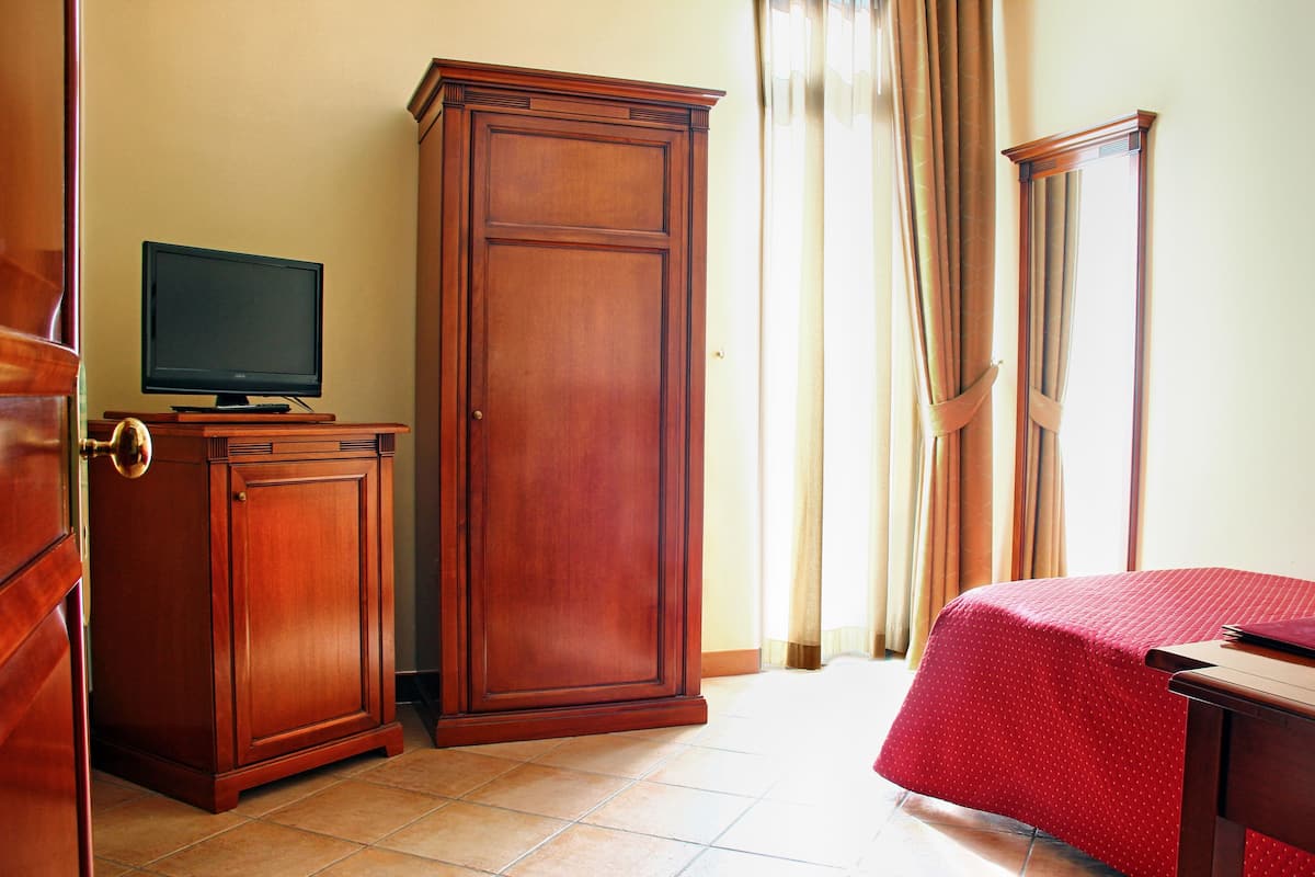 Chambre Simple Classique | Matelas Select Comfort, minibar, coffres-forts dans les chambres, bureau