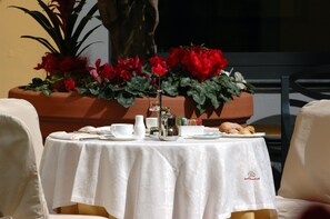 Breakfast, lunch, dinner served; Italian cuisine 