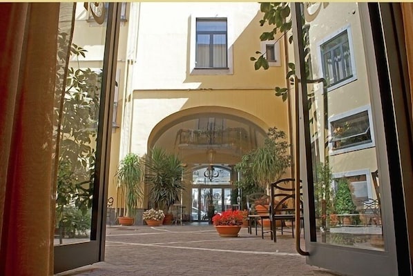 Fassade der Unterkunft – Abend/Nacht