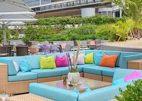 Se sirven desayunos, almuerzos y cenas; cocina mediterránea