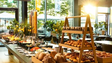 Petit déjeuner buffet (32 CHF par personne)