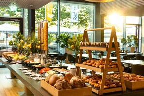 Tägliches Frühstücksbuffet (32 CHF pro Person)