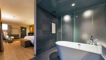 Premium Room | Bathroom | Eco-friendly toiletries, hair dryer, bathrobes, towels