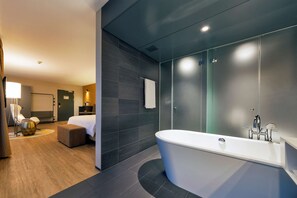 Premium Room | Bathroom | Eco-friendly toiletries, hair dryer, bathrobes, towels - Radisson Blu Hotel, Lucerne (Lucerne)