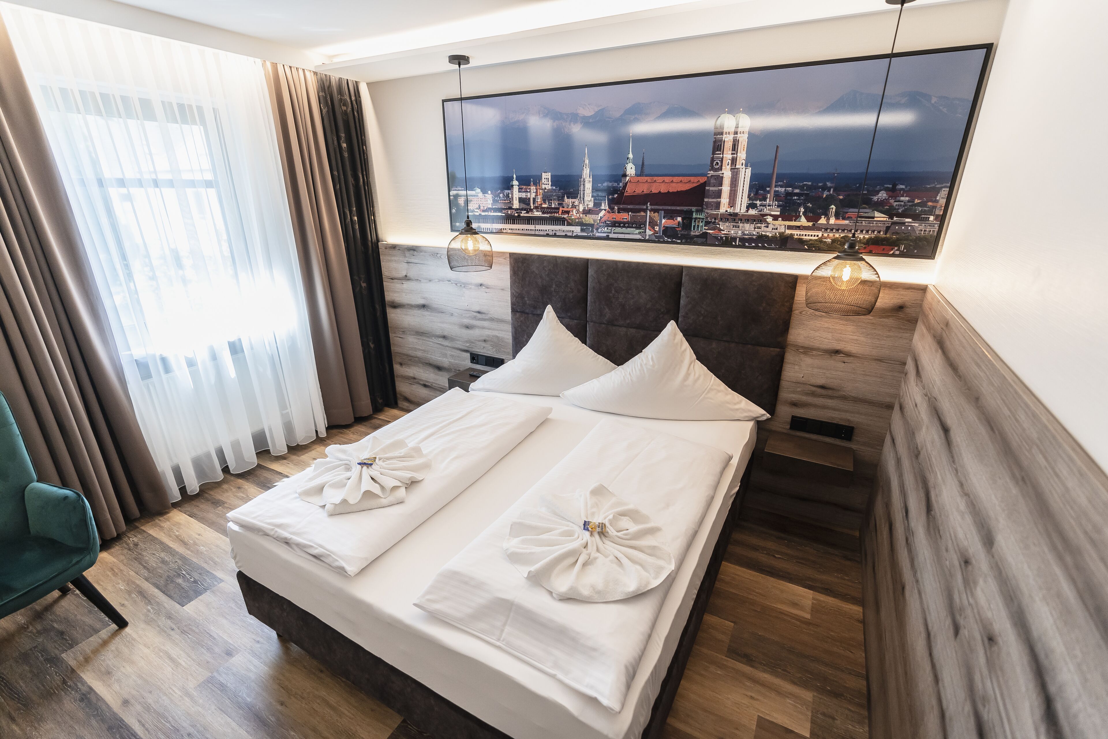 1 bedroom, desk, laptop workspace, soundproofing