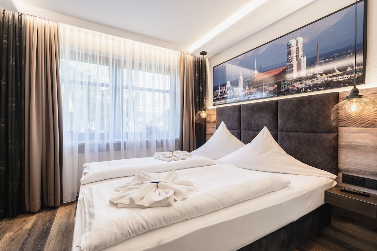 1 bedroom, desk, laptop workspace, soundproofing