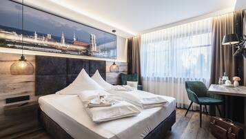 1 habitación, escritorio y espacio para trabajar con laptop