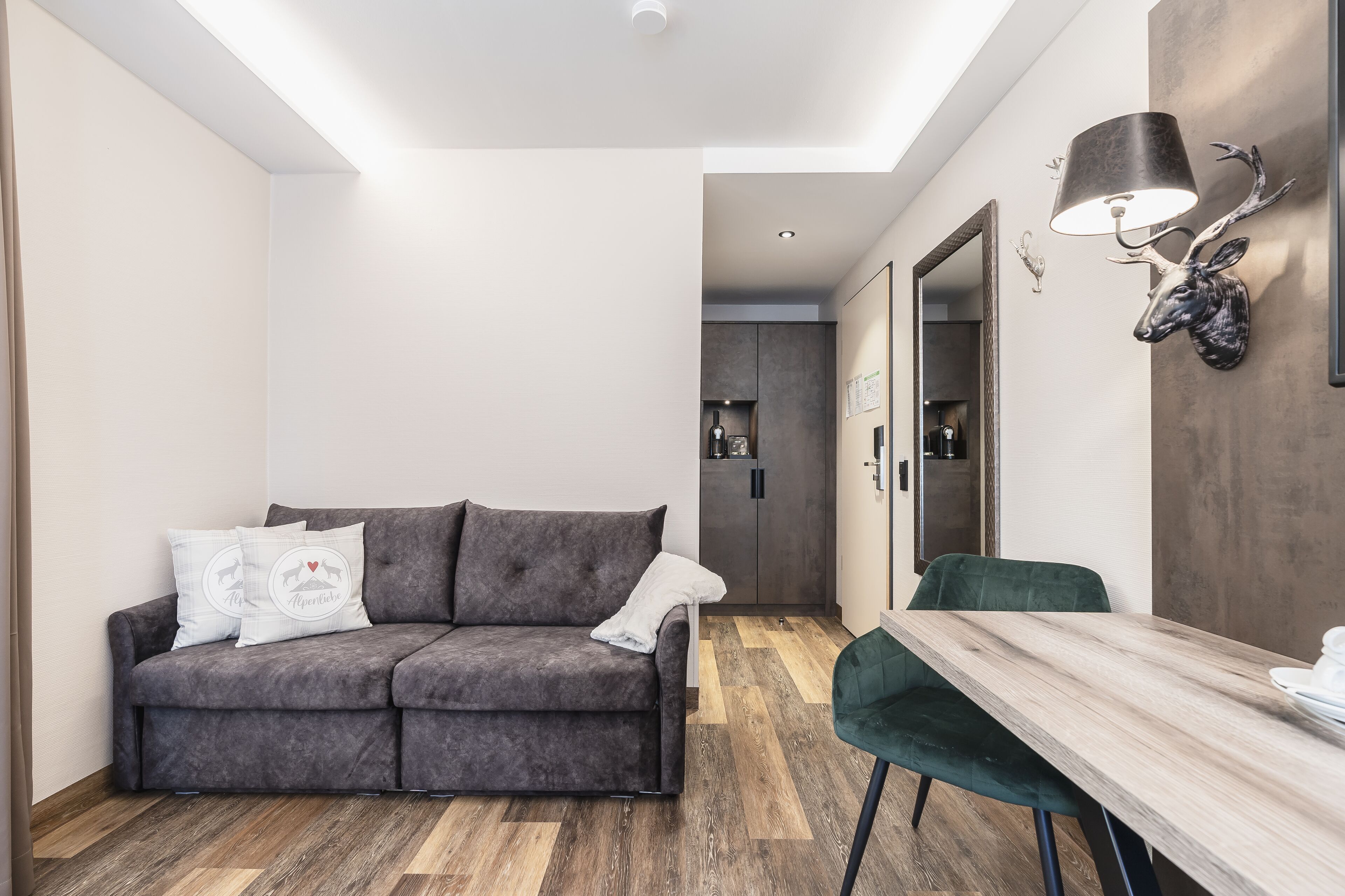 Premium-Vierbettzimmer | Wohnbereich | Flachbildfernseher