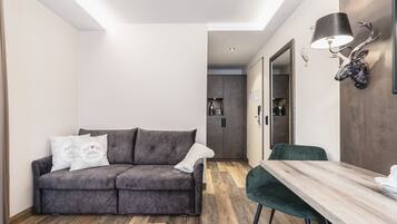 Premium-Vierbettzimmer | Wohnbereich | Flachbildfernseher