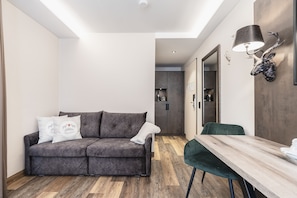 Kamar Quadruple Premium | Area keluarga | TV layar datar