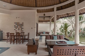 Villa 3 Bed Room Private Pool and Garden | Coin séjour | Télévision à écran plat de 32 pouces avec chaînes par câble, télévision
