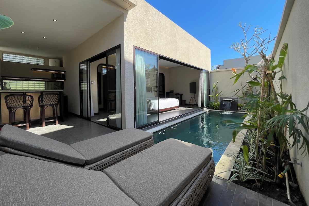 Villa Premier, vistas a la piscina | Vistas al jardín