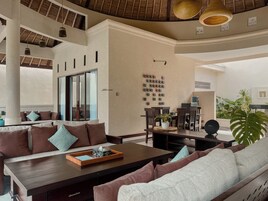 Villa 3 Bed Room Private Pool and Garden | Área de estar | TV de tela plana 52 polegadas com canais a cabo, TV