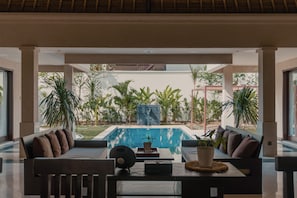 Villa 4 Bed Room Private Pool and Garden | Coin séjour | Télévision à écran plat de 32 pouces avec chaînes par câble, télévision