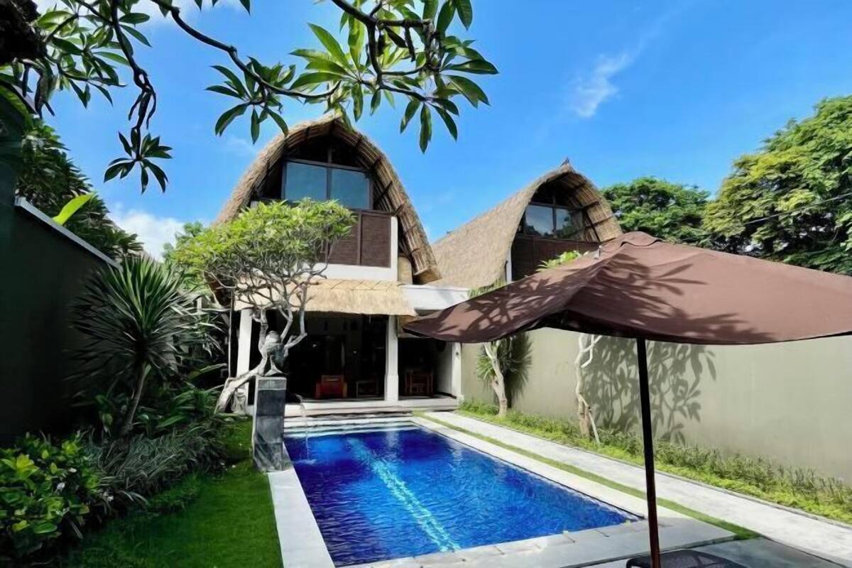 Piscine | Piscine extérieure, parasols de plage, chaises longues