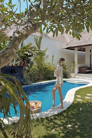 Outdoor pool, pool umbrellas, pool loungers - Aruni Bali Jimbaran Boutique Villa (Jimbaran)