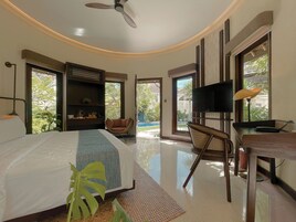 Villa 3 Bed Room Private Pool and Garden | Cofres nos quartos, escrivaninha, espaço de trabalho para notebook