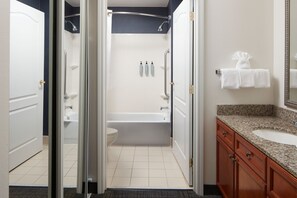 Ensemble baignoire-douche, articles de toilette (gratuits)