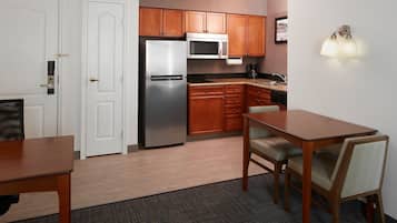 Refrigerador, microondas, placa de cocina, lavavajillas