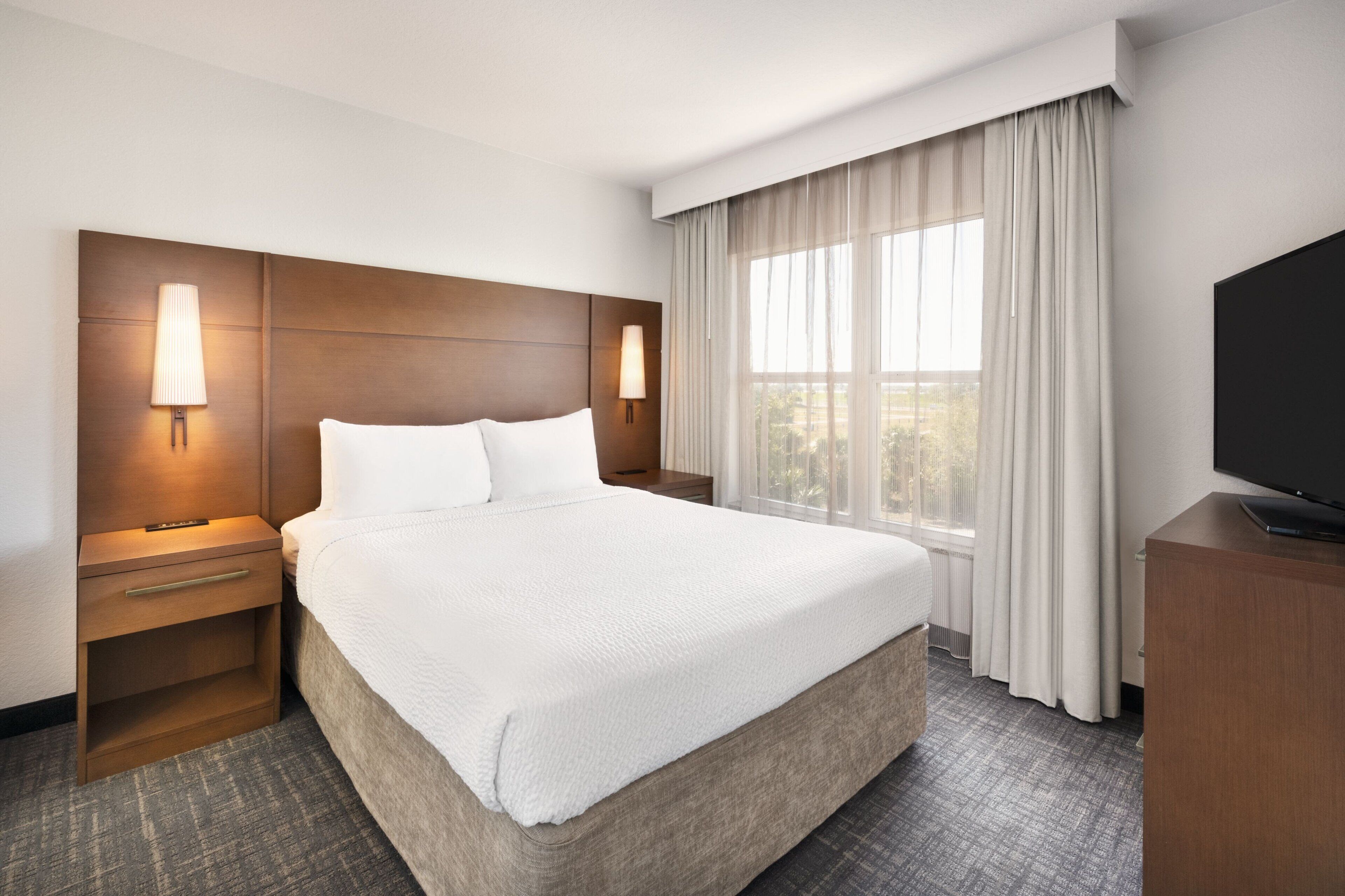 1 bedroom, premium bedding, desk, laptop workspace