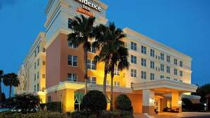 Un hotel de varios pisos con un letrero llamativo que dice "Residence Inn Marriott".