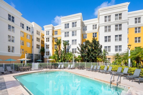 Outdoor pool - Residence Inn by Marriott Daytona Beach Speedway/Airport (Daytona Beach)