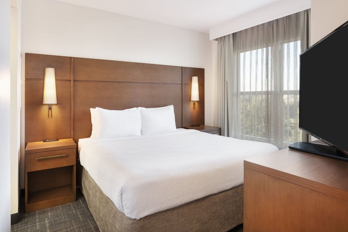 1 bedroom, premium bedding, desk, laptop workspace