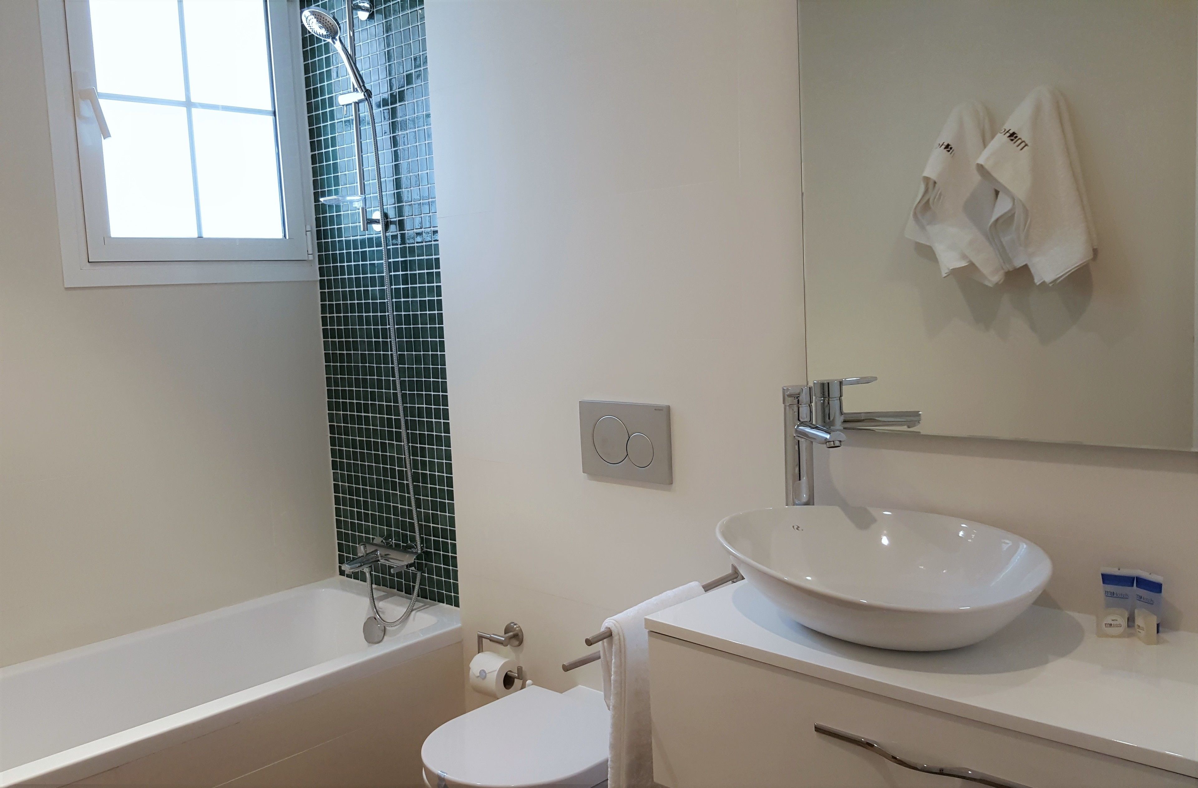 Un baño con bañera, inodoro y lavamanos.
