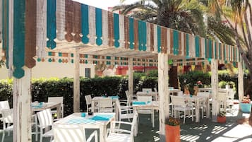 Daily continental breakfast (EUR 9 per person)