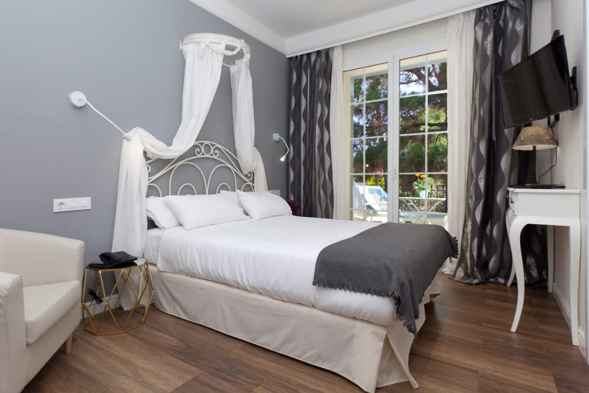 Superior Room, Terrace, Pool View | 1 bedroom, iron/ironing board, free WiFi, bed sheets