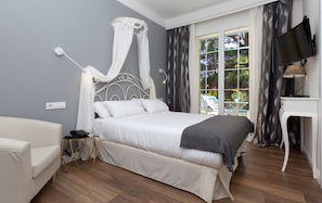 Rom – superior, terrasse, bassengutsikt | Strykejern/-brett, wi-fi (inkludert) og sengetøy