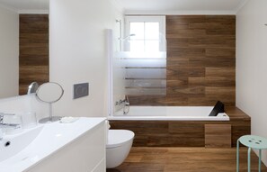 Habitación superior, terraza, vistas a la piscina | Baño | Artículos de higiene personal gratuitos, secador de pelo y toallas