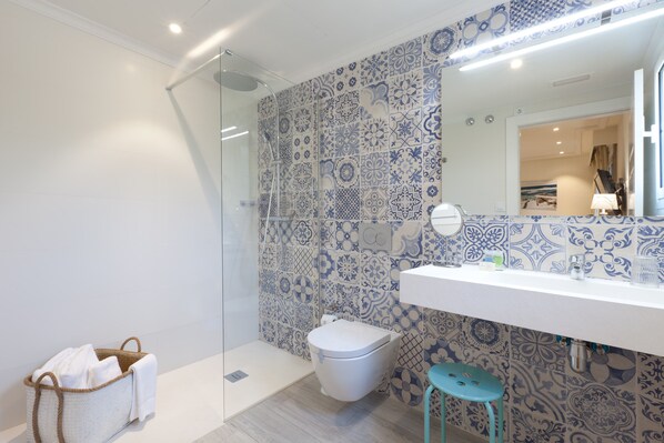 Un baño con ducha, inodoro y lavamanos.