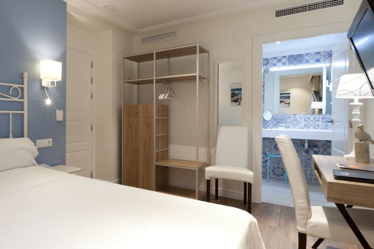 Standard Room | 1 bedroom, iron/ironing board, free WiFi, bed sheets