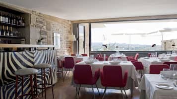 Petit déjeuner, déjeuner et dßner servis sur place