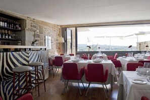 Serveert ontbijt, lunch en diner