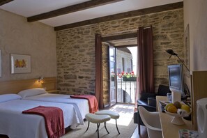 Suite (3 pax) | Een minibar, een kluis op de kamer, gratis wifi, beddengoed