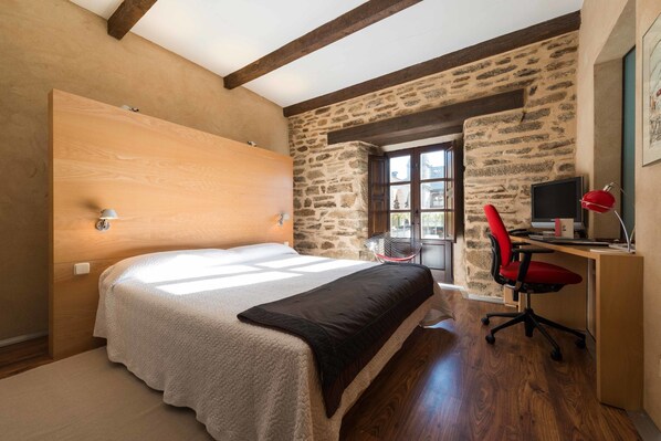 Habitación doble estándar | Minibar, caja de seguridad en la habitación, wifi gratis y ropa de cama 