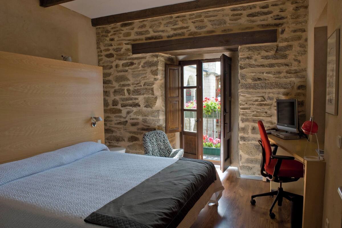 Minibar, caja de seguridad en la habitación, wifi gratis y ropa de cama