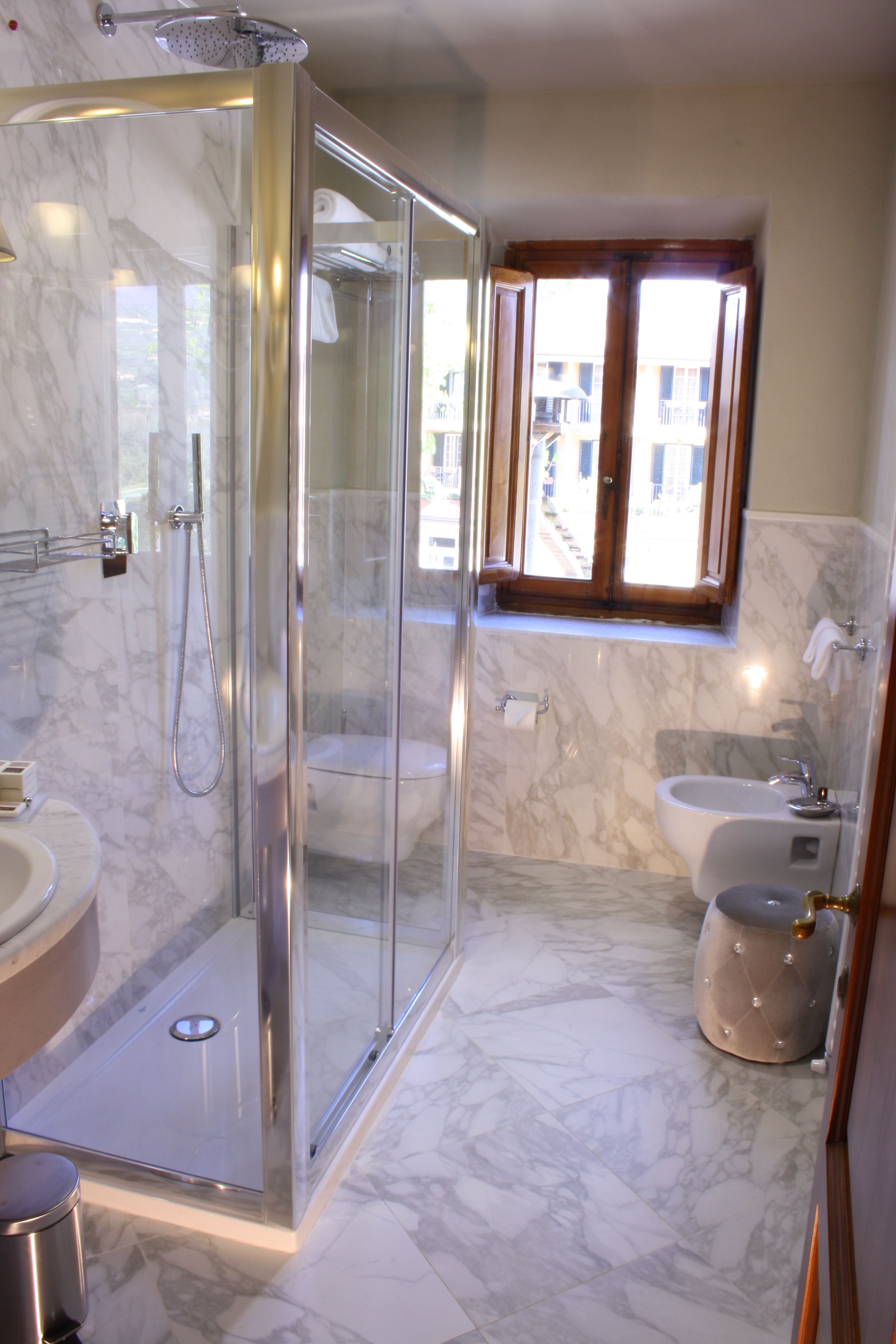 suite, annex building | bathroom | shower, rainfall showerhead, hair dryer, bidet