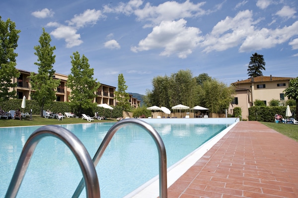 Piscine extérieure, parasols de plage, chaises longues