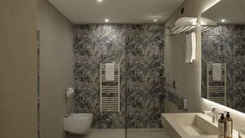 Junior-Suite | Badezimmer | Dusche, Regendusche, Haartrockner, Bidet