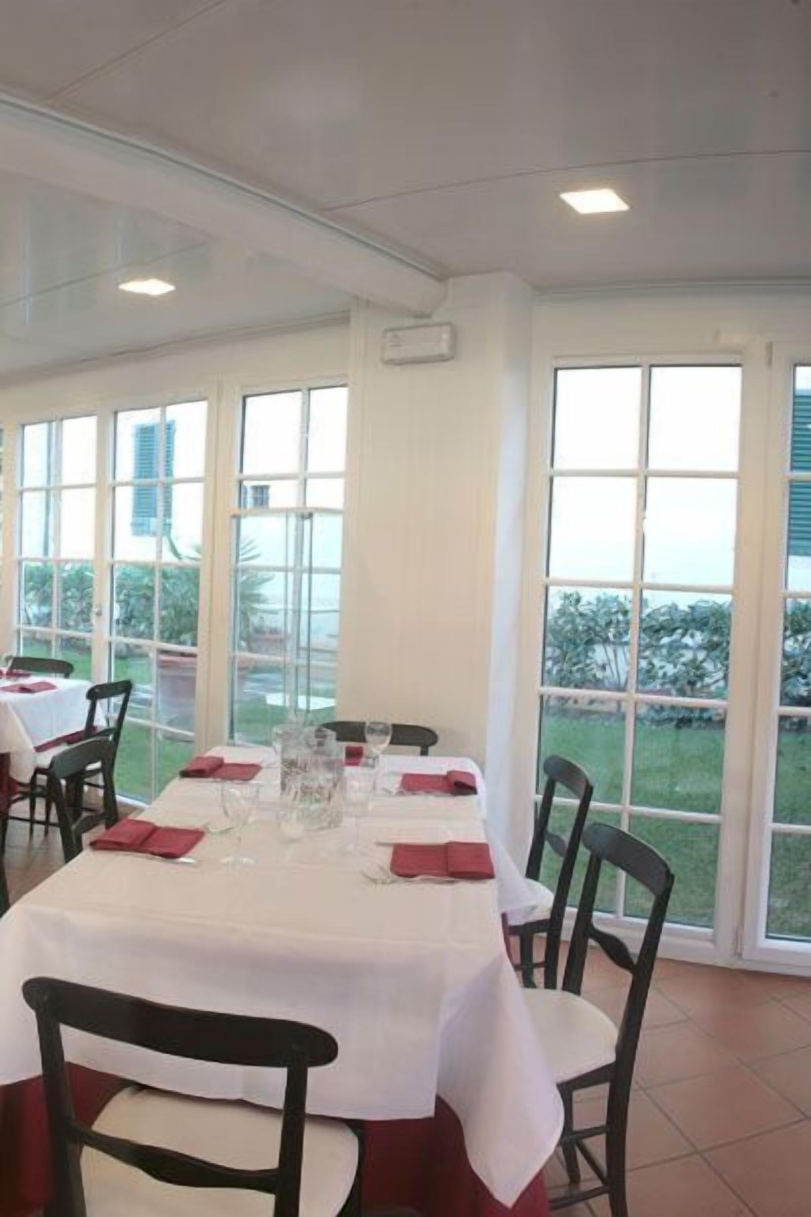 每日供應吃到飽早餐 (每人 EUR10.00)