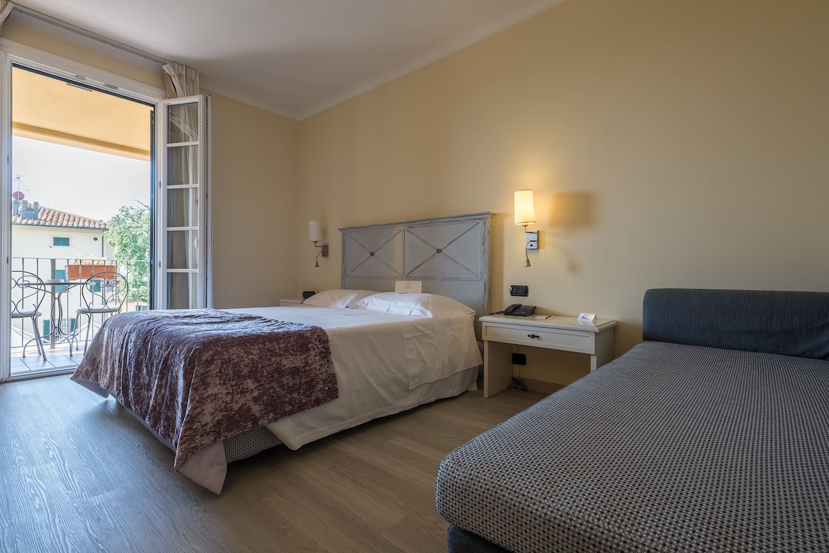 Chambre triple Deluxe | Couette en duvet, lit avec matelas Select Comfort, minibar, coffre-fort