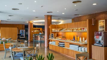 Petit déjeuner buffet (6.95 EUR par personne)