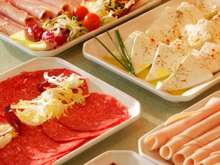 Une variété d’aliments disposés sur une table.