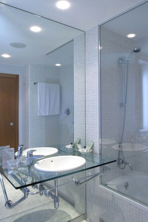 ヘアドライヤー、タオル